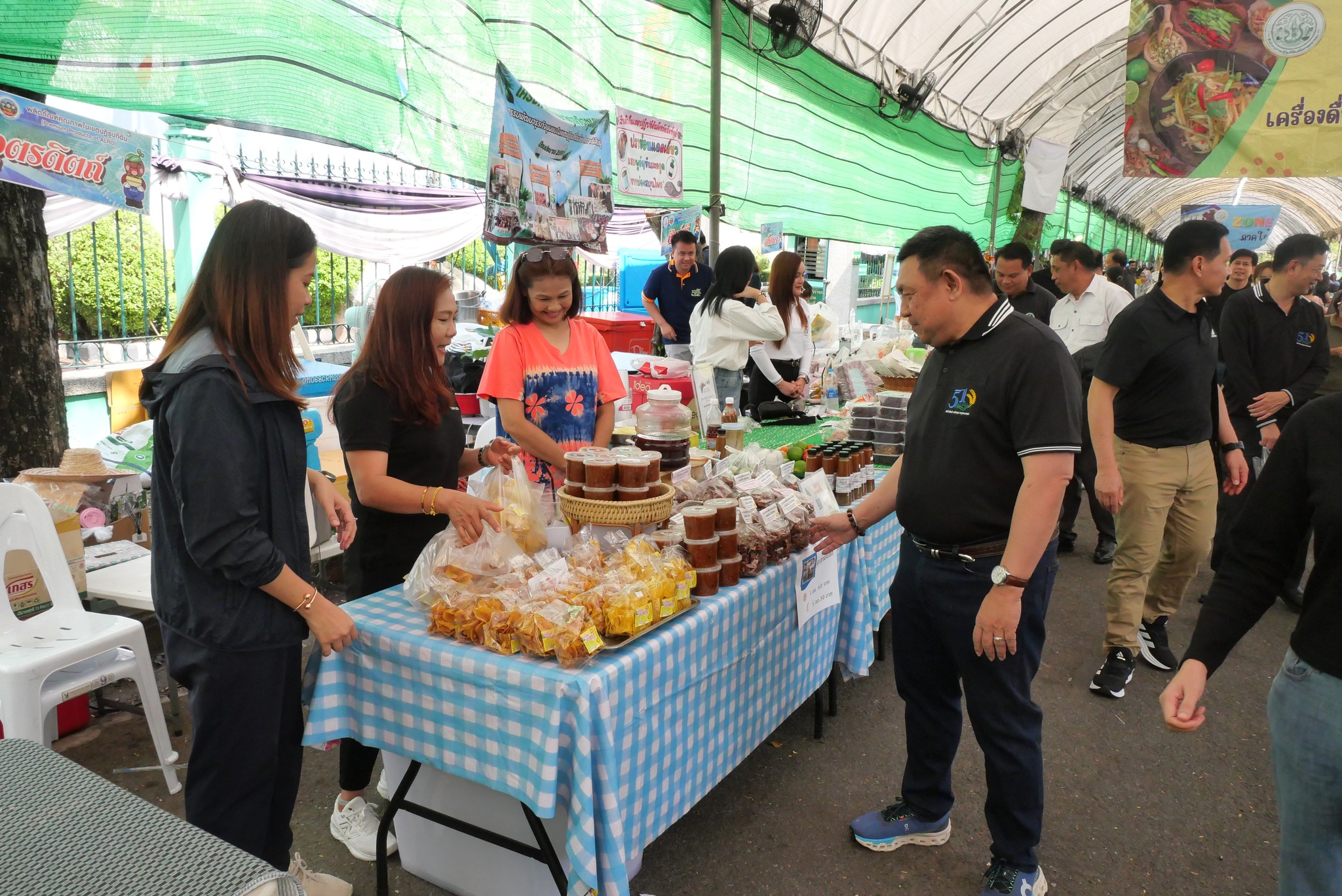 title - เลขาธิการ ส.ป.ก. เยี่ยมทักทายเกษตรกรและซื้อสินค้าในบรรยากาศวันสุดท้ายของการออกร้านขายสินค้า จากเขตปฏิรูปที่ดิน ส่งท้ายงานครบรอบ 51 ปี ส.ป.ก.